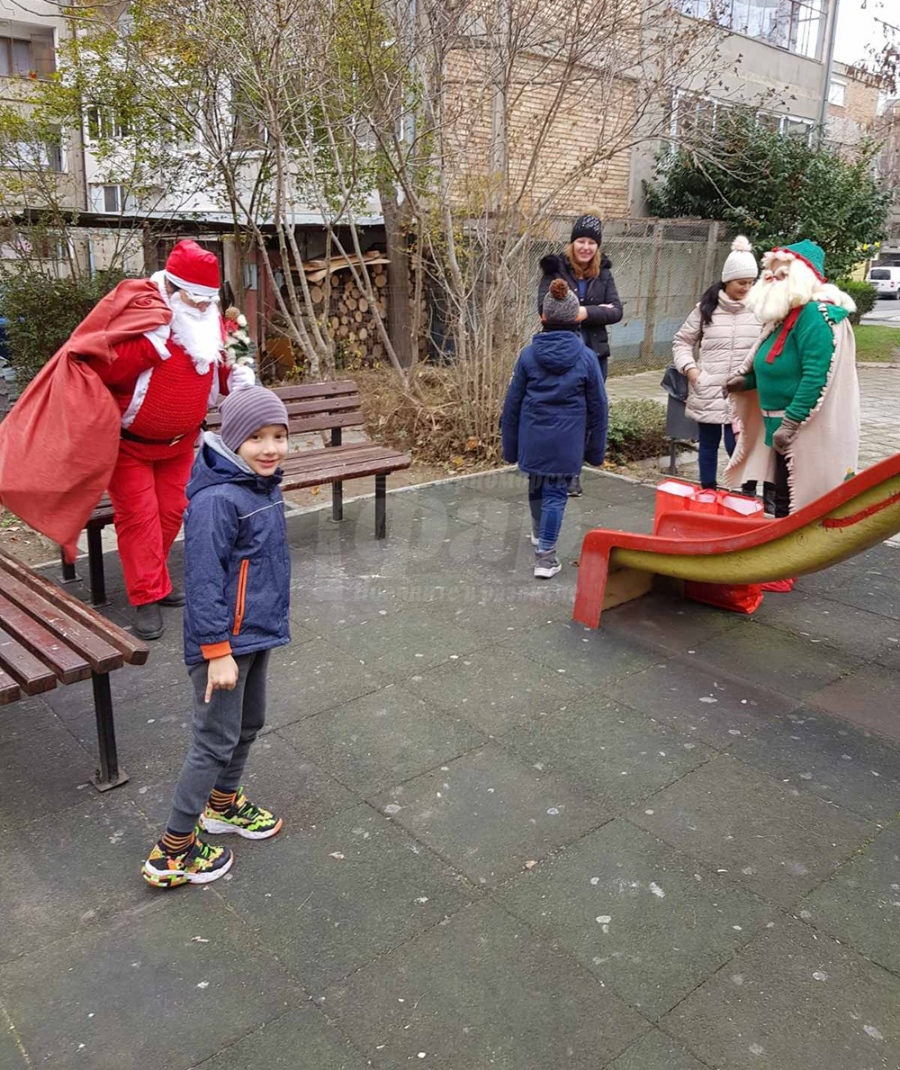 42 деца от Несебър случайно срещнаха Дядо Коледа